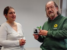 Die Landesvorsitzende Yazgülü Zeybek erhält einen Gronauer Udo-Lindenberg-Becher zum Abschied von OV-Sprecher Dieter Schwarze