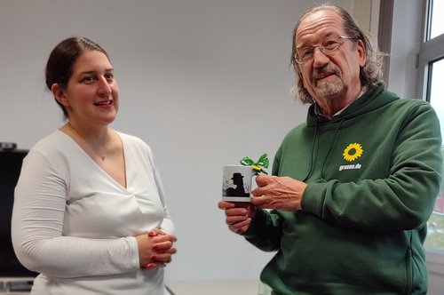 Abschiedsgeschenk für Yazgülü Zeybek Die Landesvorsitzende Yazgülü Zeybek erhält einen Gronauer Udo-Lindenberg-Becher zum Abschied von OV-Sprecher Dieter Schwarze